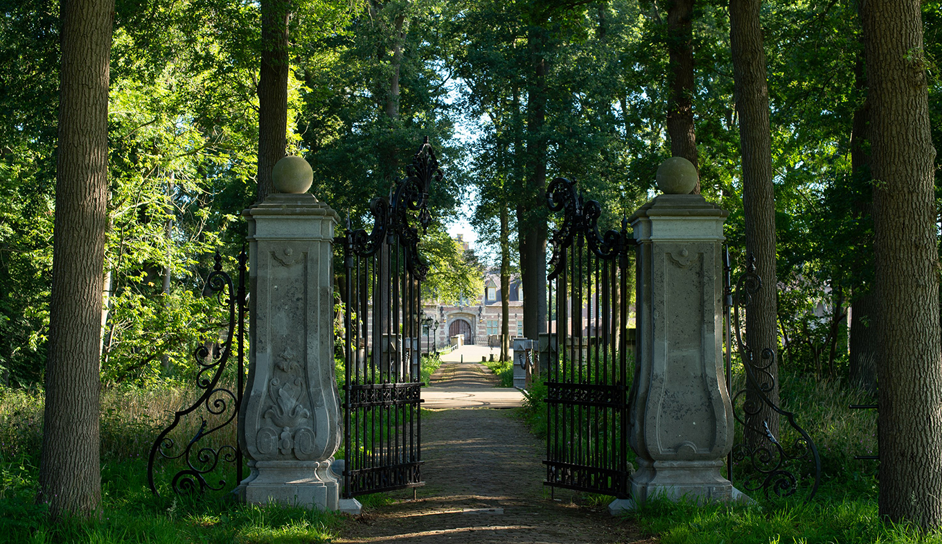 Poort en oprijlaan van Kasteel Heeswijk Poort en oprijlaan van Kasteel Heeswijk