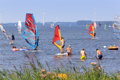 Op een zonnige dag zijn veel watersporters actief op de Randmeren