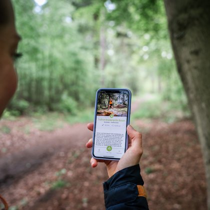 Dame zoekt route op in app in de Achterhoek