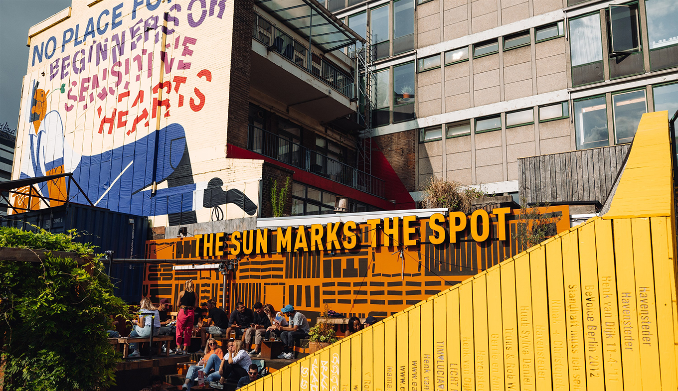 Trap naar de Luchtsingel en een zomers terras in Rotterdam Trap naar de Luchtsingel en een zomers terras in Rotterdam