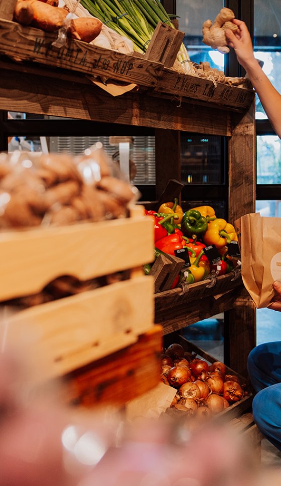 Dame doet boodschappen in streekwinkel Hannink's Dientje Enschede