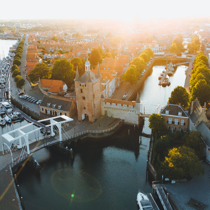 Luchtfoto van Zierikzee met laagstaande zon