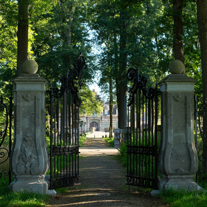 Poort en oprijlaan van Kasteel Heeswijk