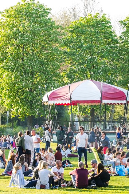 Studenten zitten in Park Lepelenburg op het gras