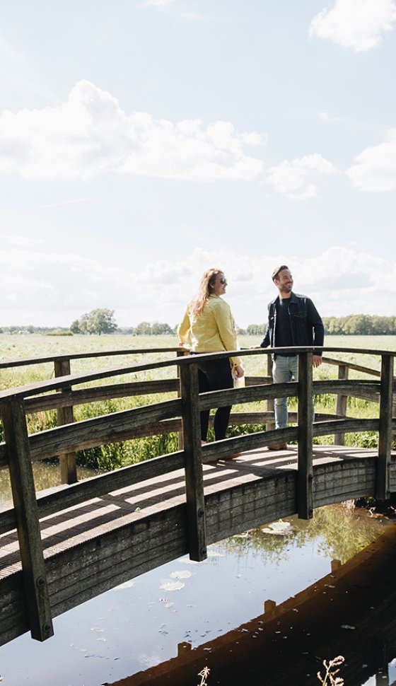 Man en vrouw genieten van uitzicht 