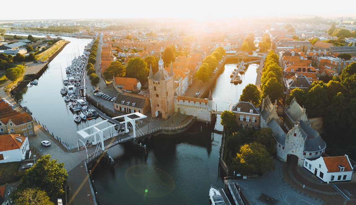 Luchtfoto van Zierikzee met laagstaande zon Luchtfoto van Zierikzee met laagstaande zon