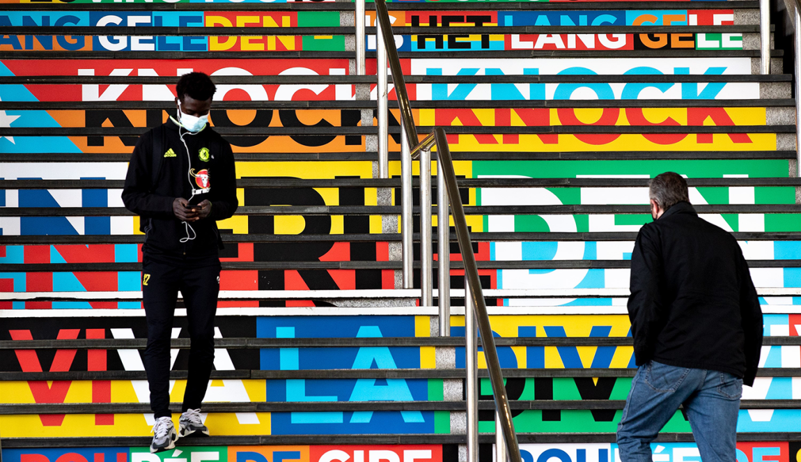 Kleurrijke trap in Rotterdam met tekst en kleur ter ere van het EuroVisie Songfestival Kleurrijke trap in Rotterdam met tekst en kleur ter ere van het EuroVisie Songfestival