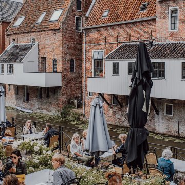 Bezoekers op het terras in Appingedam Groningen