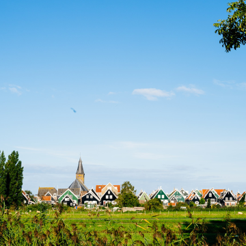 Dorpje in de verte op een zonnige dag