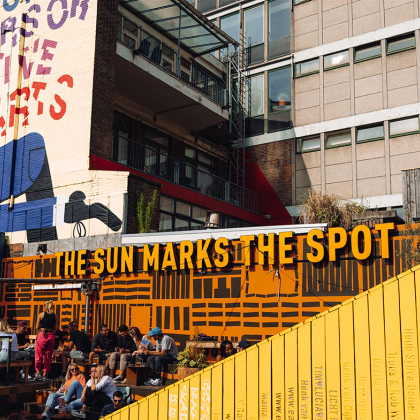 Trap naar de Luchtsingel en een zomers terras in Rotterdam