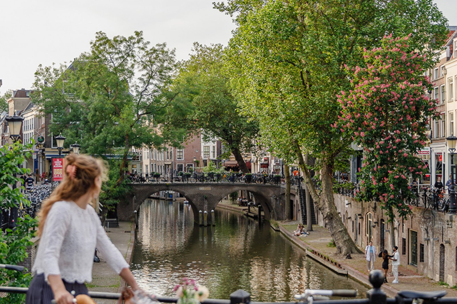 Fietsen in Utrecht met uitzicht op de gracht en Domtoren