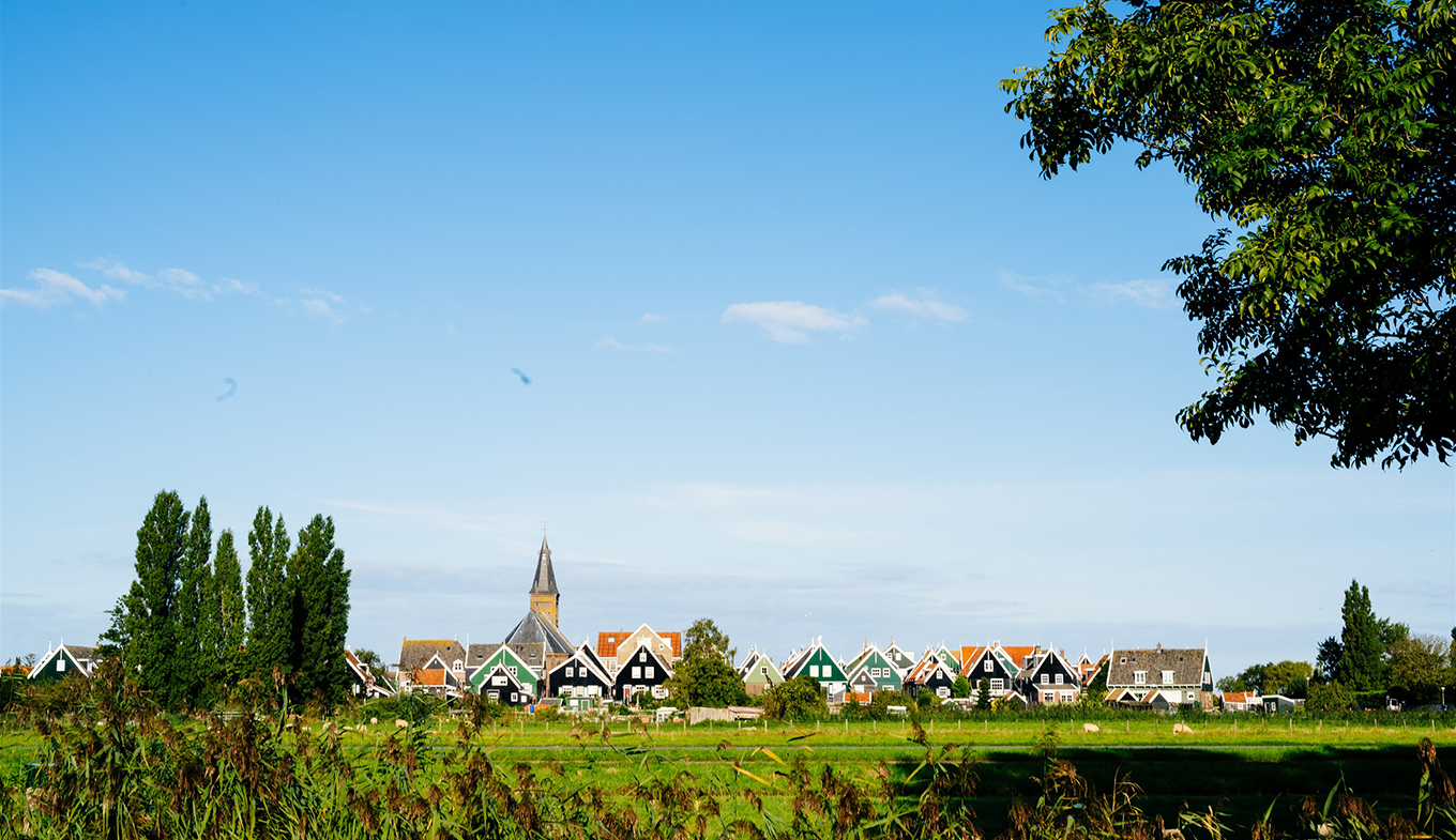 Dorpje in de verte op een zonnige dag Dorpje in de verte op een zonnige dag