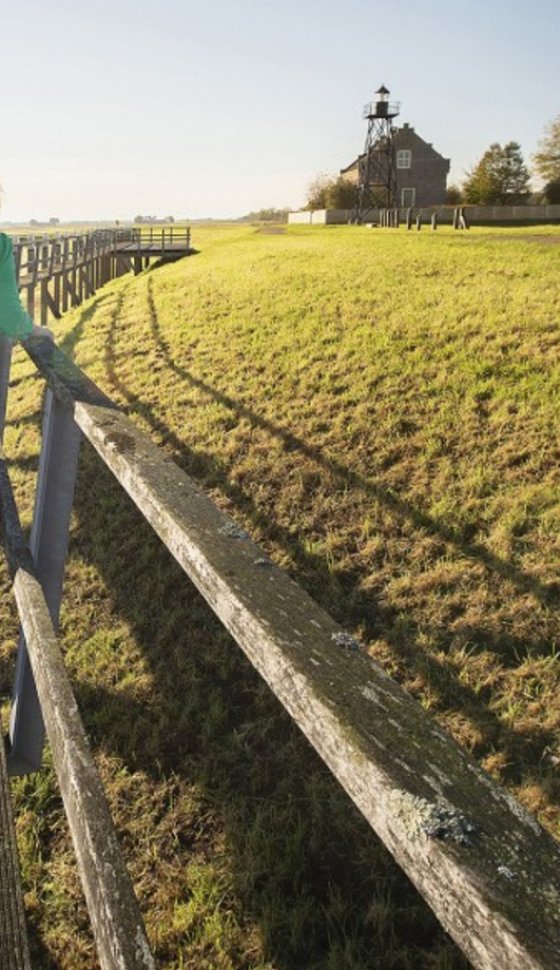 Familie in Flevoland bij noordpunt Schokland