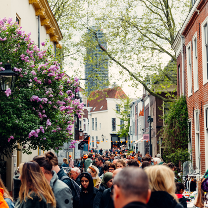 Drukbezochte Vrijmarkt in de Korte Lauwerstraat in Utrecht