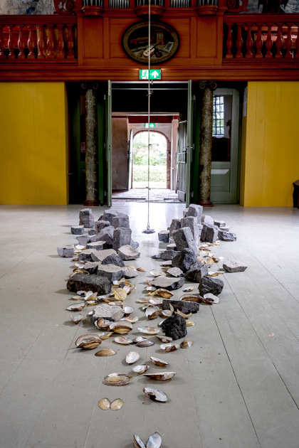Installatie TIJ door kunstenaar Hein van Delft in Oude Kerk Hornhuizen