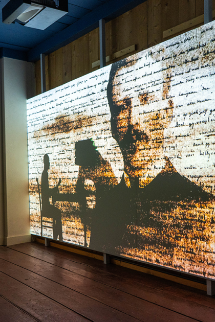 Projectie op muur van foto's en handschrift