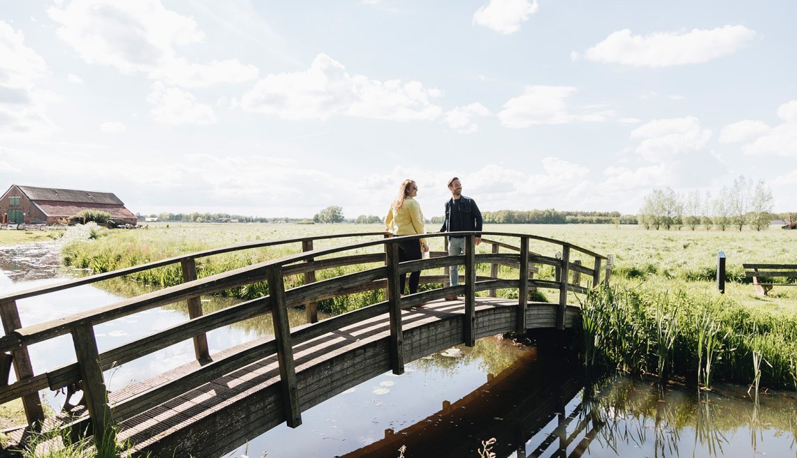 Man en vrouw genieten van uitzicht Man en vrouw genieten van uitzicht