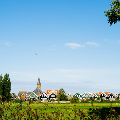 Dorpje in de verte op een zonnige dag
