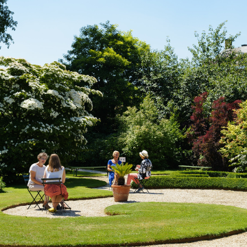 Mensen op terras bij Kasteel Middachten