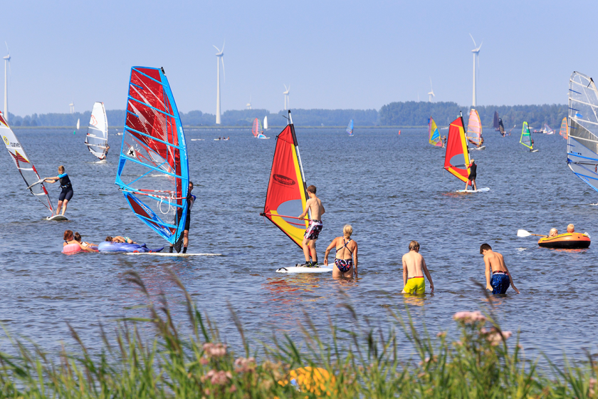 Op een zonnige dag zijn veel watersporters actief op de Randmeren Op een zonnige dag zijn veel watersporters actief op de Randmeren