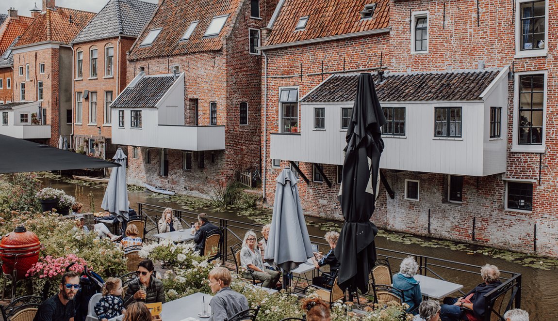Bezoekers op het terras in Appingedam Groningen Bezoekers op het terras in Appingedam Groningen