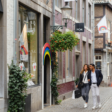 Stel lopend door een winkelstraatje in Maastricht