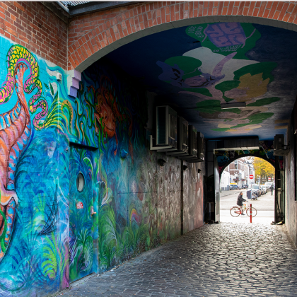 Kleurige Street art in een oud steegje in de stad Groningen.