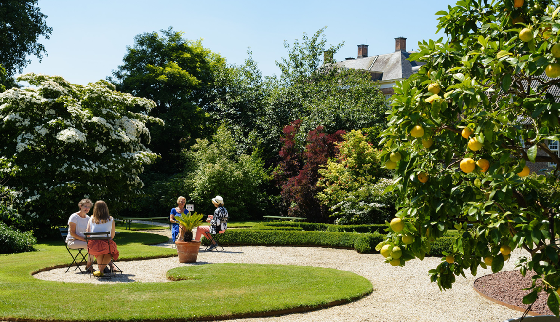 Mensen op terras bij Kasteel Middachten Mensen op terras bij Kasteel Middachten