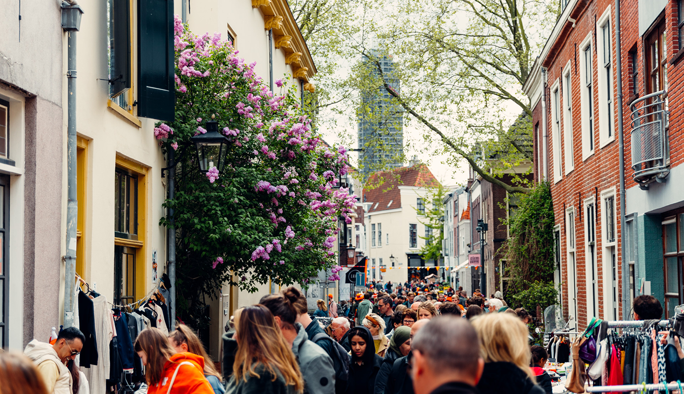 Drukbezochte Vrijmarkt in de Korte Lauwerstraat in Utrecht Drukbezochte Vrijmarkt in de Korte Lauwerstraat in Utrecht