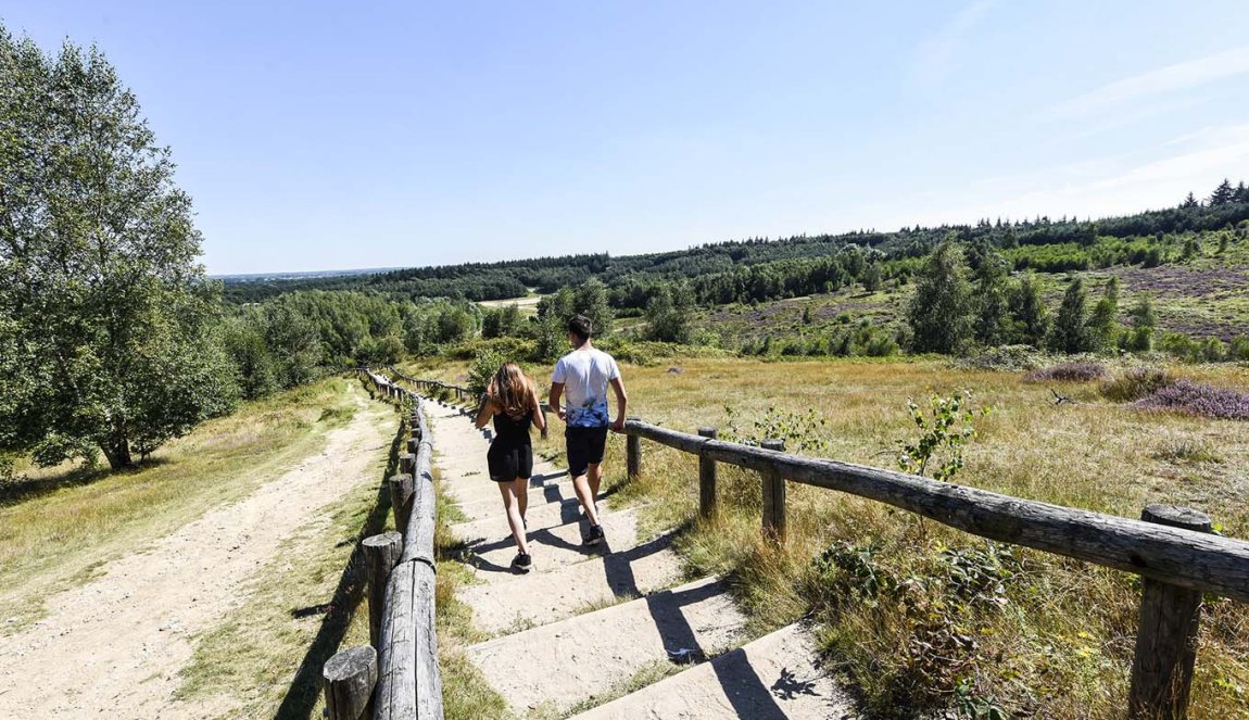 Stel loopt in Rhenen Kwintlooijen van de trap Stel loopt in Rhenen Kwintlooijen van de trap
