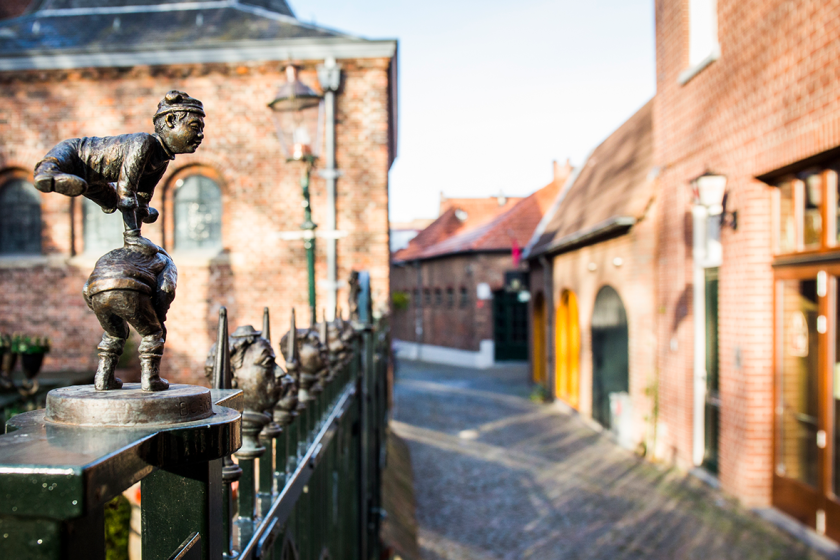 Keizerstraat Venlo met vrolijk bronzend beeldje Keizerstraat Venlo met vrolijk bronzend beeldje