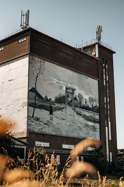 Muurschildering De Ophaalbrug van Vincent van Gogh in Nieuw-Amsterdam op een oude silo (Groninger Museum), design by Strakke Hand.