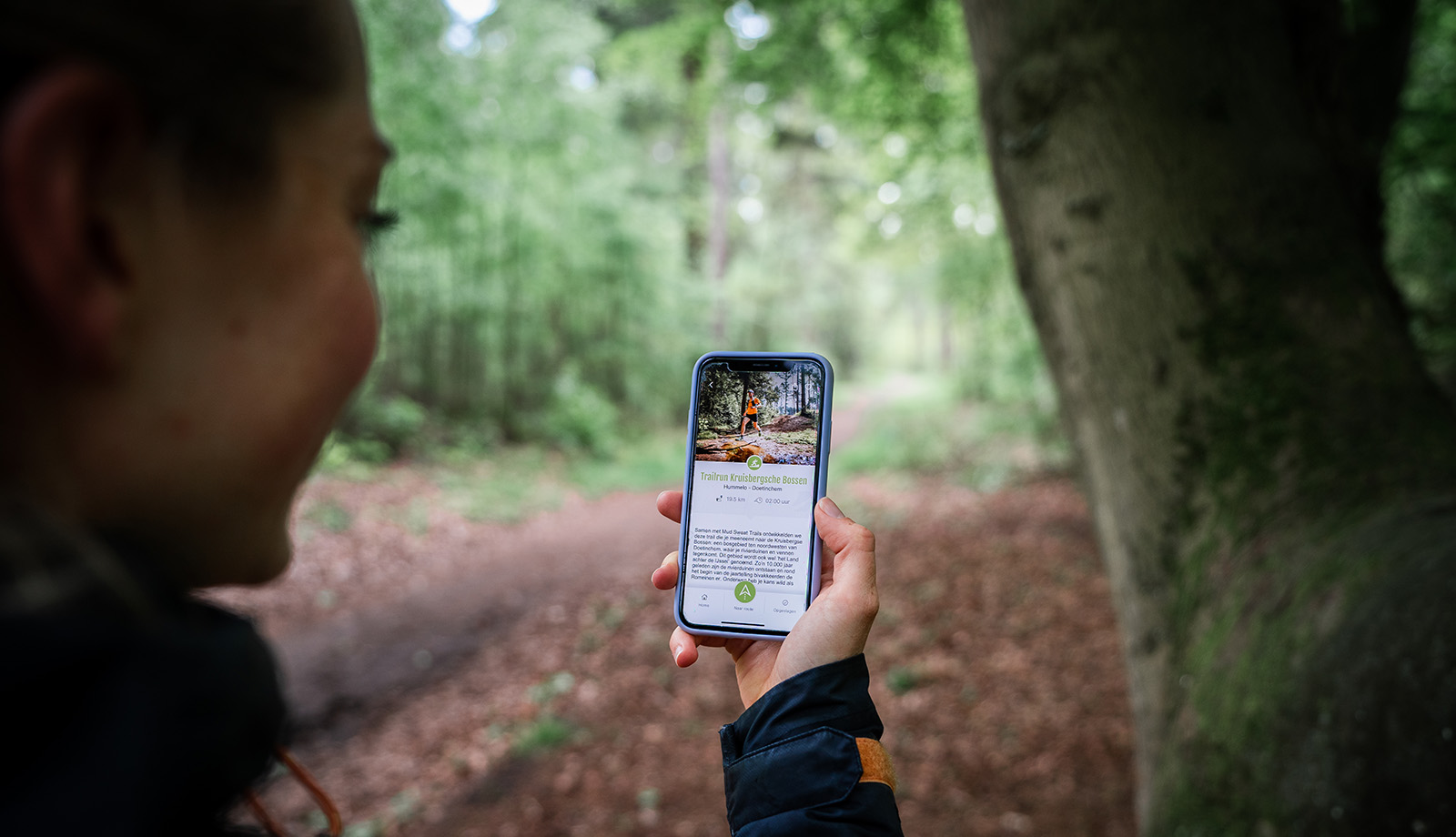 Dame zoekt route op in app in de Achterhoek