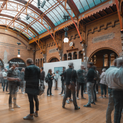 Netwerkende event bezoekers in industrieel pand