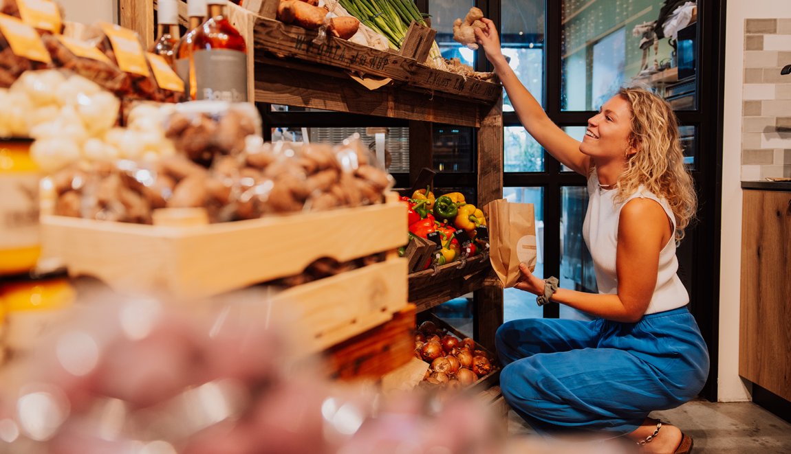 Dame doet boodschappen in streekwinkel Hannink's Dientje Enschede Dame doet boodschappen in streekwinkel Hannink's Dientje Enschede
