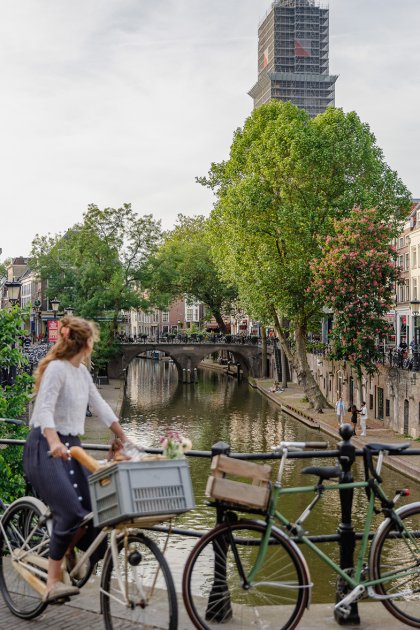 Fietsen in Utrecht met uitzicht op de gracht en Domtoren
