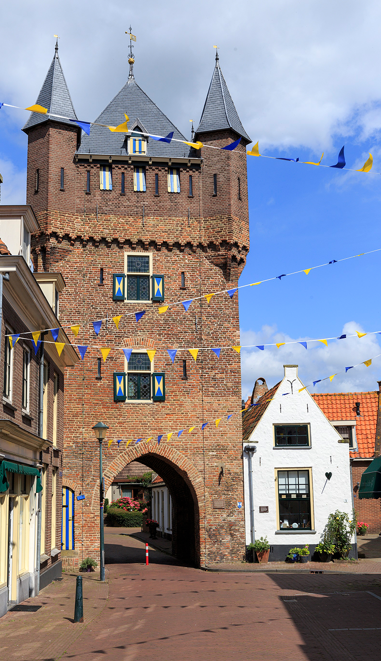 Dijkpoort in Hattem, straatje versierd met blauwe en gele vlaggetjes. Dijkpoort in Hattem, straatje versierd met blauwe en gele vlaggetjes.