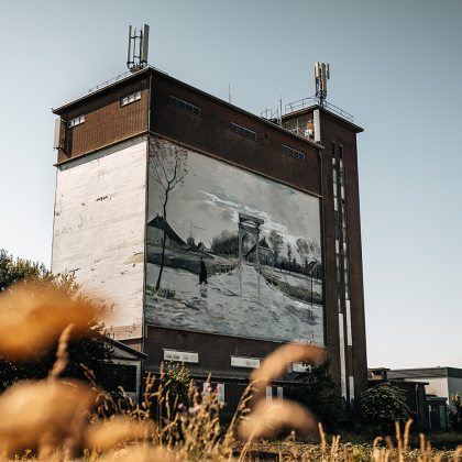 Muurschildering De Ophaalbrug van Vincent van Gogh in Nieuw-Amsterdam op een oude silo (Groninger Museum), design by Strakke Hand.