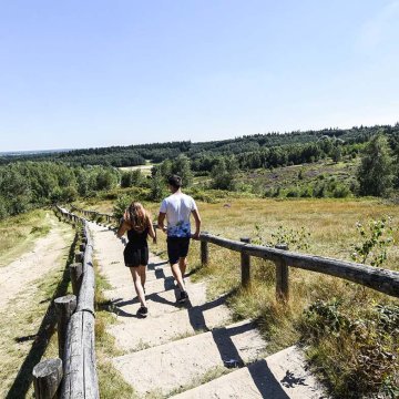 Stel loopt in Rhenen Kwintlooijen van de trap 