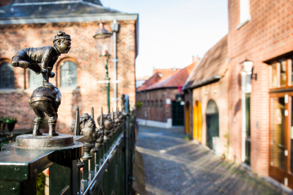 Keizerstraat Venlo met vrolijk bronzend beeldje
