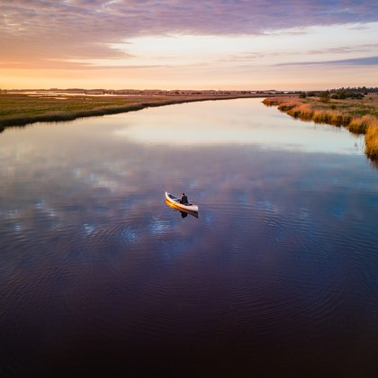Kano bij avondlicht in Nationaal Park Lauwersmeer